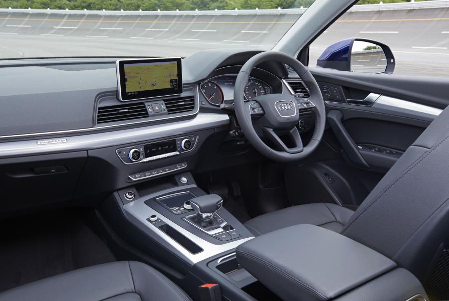 Интерьер Audi Q5 TFSI Quattro S-Line 2017 года  (JP) (фото 15 из 18)